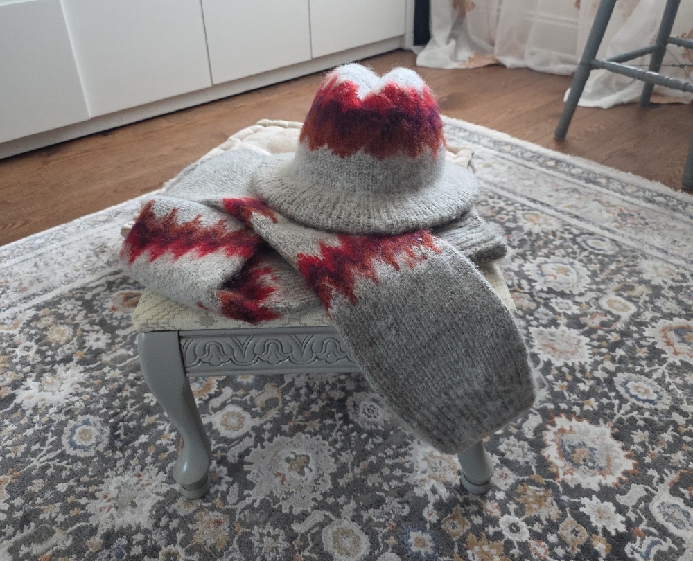 American Vintage Gray and Red Knit Hat